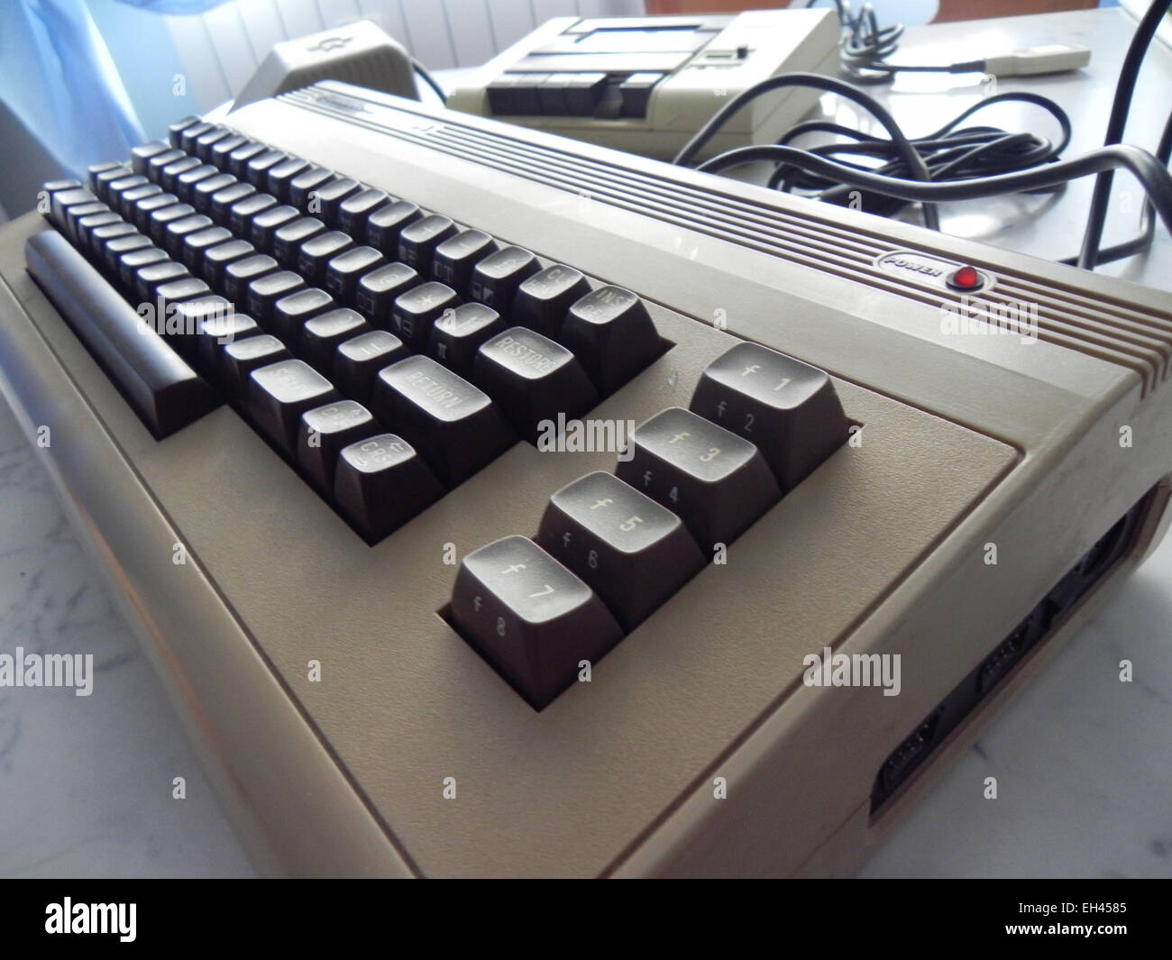 Die Geschichte der Heimcomputer geht unweigerlich für den Commodore 64, die die Kinder spielten Stockfoto Die Geschichte der Heimcomputer geht unweigerlich für den Commodore 64, die die Kinder spielten Stockfoto