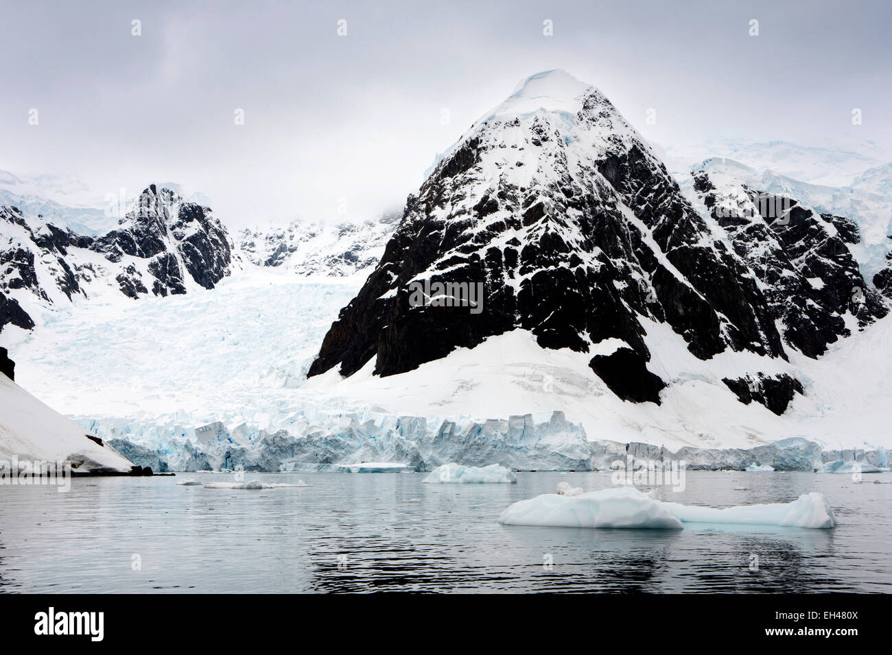 Antarktis, Paradise Bay, Zodiacs am Ende der Gletscher brechen Weg ins Meer zu Form Eisberge Stockfoto