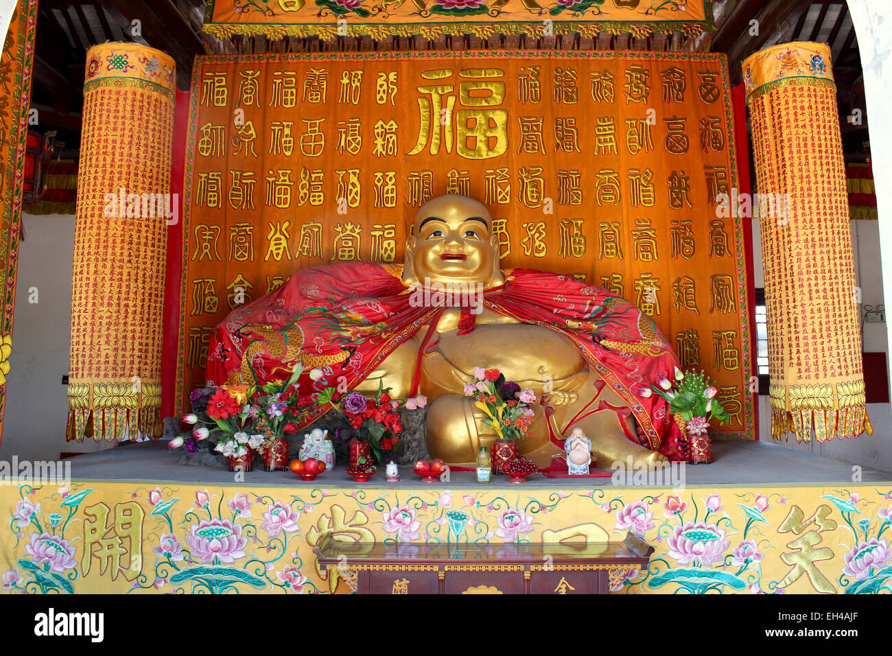 Buddha-Statue zeigt den "fat Buddha" in einem chinesischen Tempel befindet sich in einem der berühmten Wasser Städte Chinas. Stockfoto