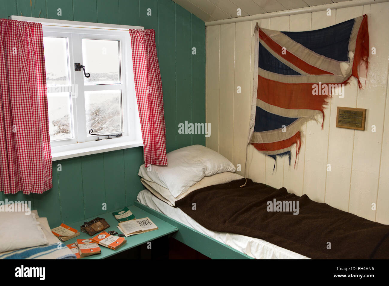 Antarktis, Basis Port Lockroy British Museum, Wohnräume, Flagge entfernt, wenn base geschlossen im Jahr 1962 an Wand Stockfoto