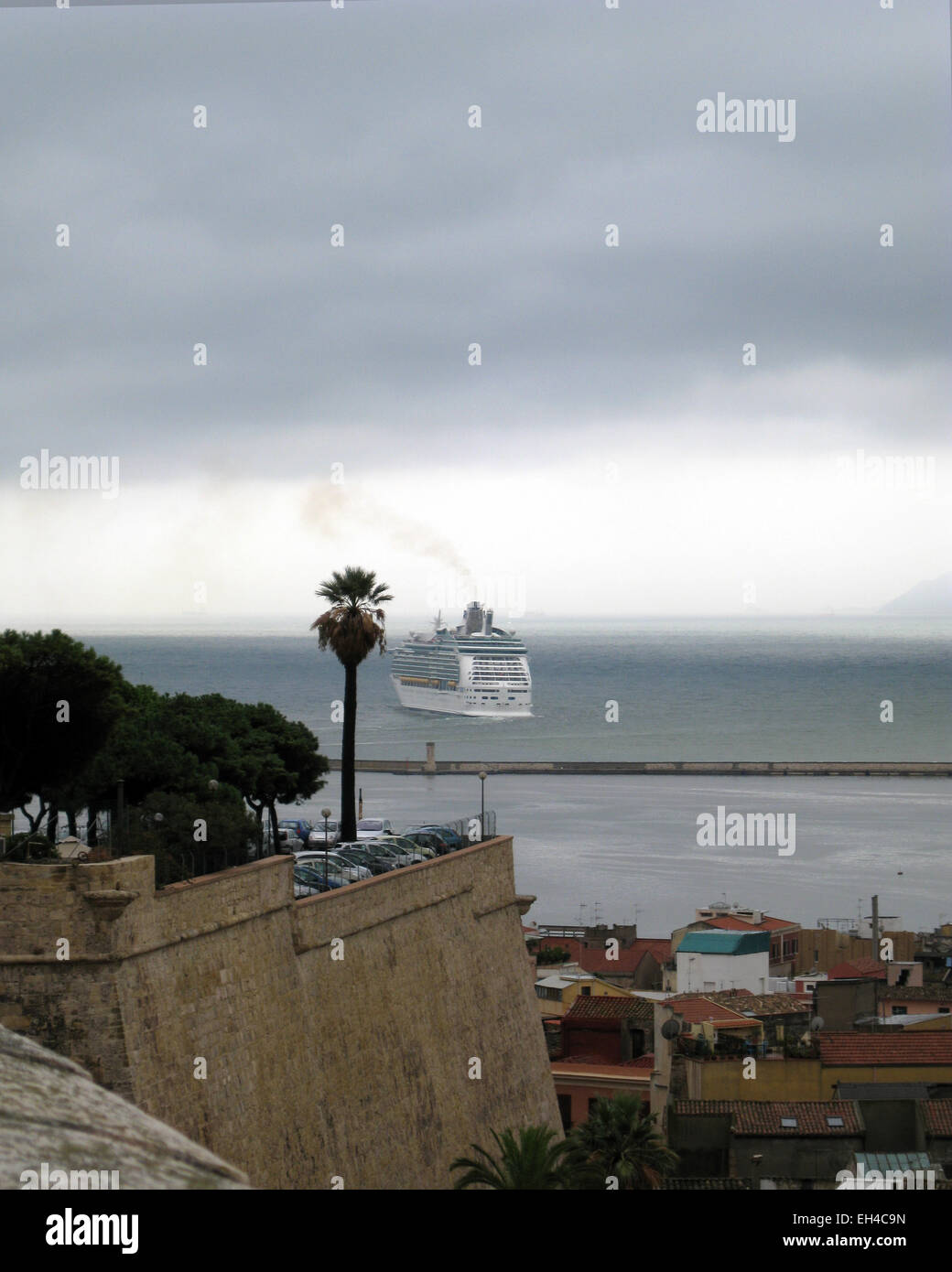 Schiff in den Hafen kommen gesehen von der Oberstadt mit ihren Mauern und Palme vor/nach einem Sturm einen dunklen Wolkenhimmel Stockfoto