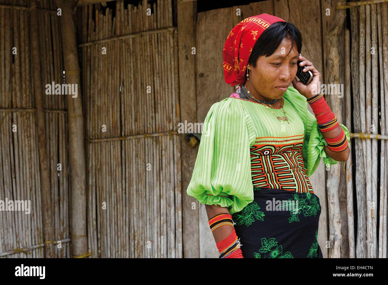 Panama, San Blas Archipel, Kuna Yala, Kuna Indianergemeinde Porträt einer indigenen Frau Kuna, die derzeit mit dem Handy telefonieren Stockfoto