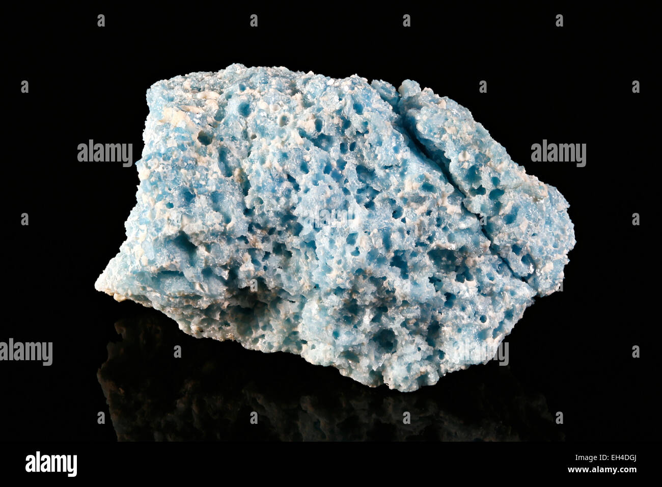 Brucit Rock Probe in Schlacke Stockfoto