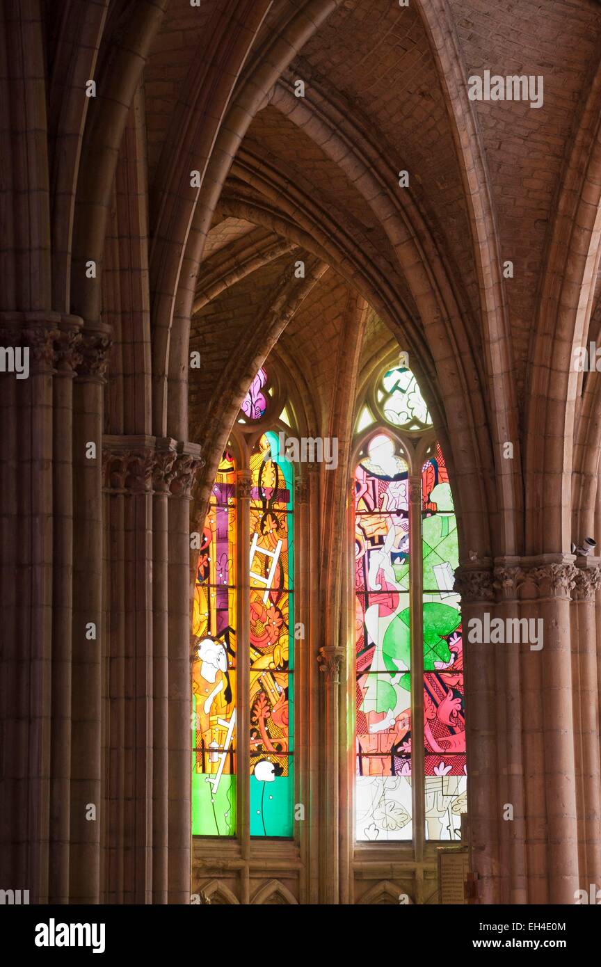 Frankreich, Nièvre, Nevers, Kathedrale Saint Cyr et Sainte Julitte, Glasmalereien von Jean Michel Alberola Stockfoto