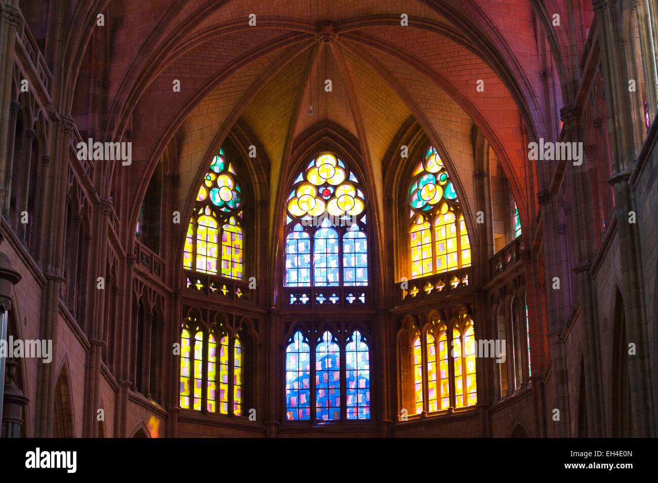 Frankreich, Nièvre, Nevers, Kathedrale Saint Cyr et Sainte Julitte, Chor, Glasmalereien von Claude Viallat Stockfoto