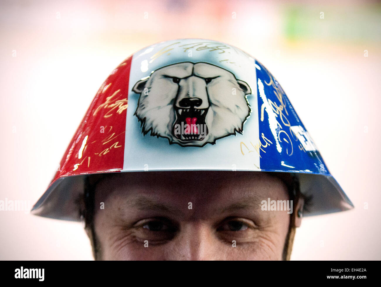 Eisbaeren Berlin Fan Aurel Kretschmer trägt einen Stahlhelm gemalt in den Teamfarben, 1. Runde Playoff Eishockey Eisbaeren Berlin Vs Thomas Sabo Ice Tigers in Berlin, 6. März 2015. Foto: Oliver Mehlis/dpa Stockfoto