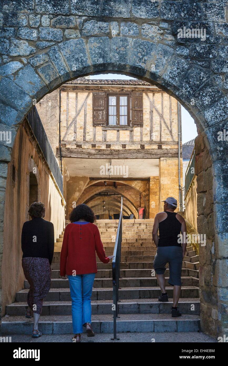 Frankreich, Dordogne, Beaumont du Perigord, 3 Personen unter eines der Tore der Stadtmauer Stockfoto