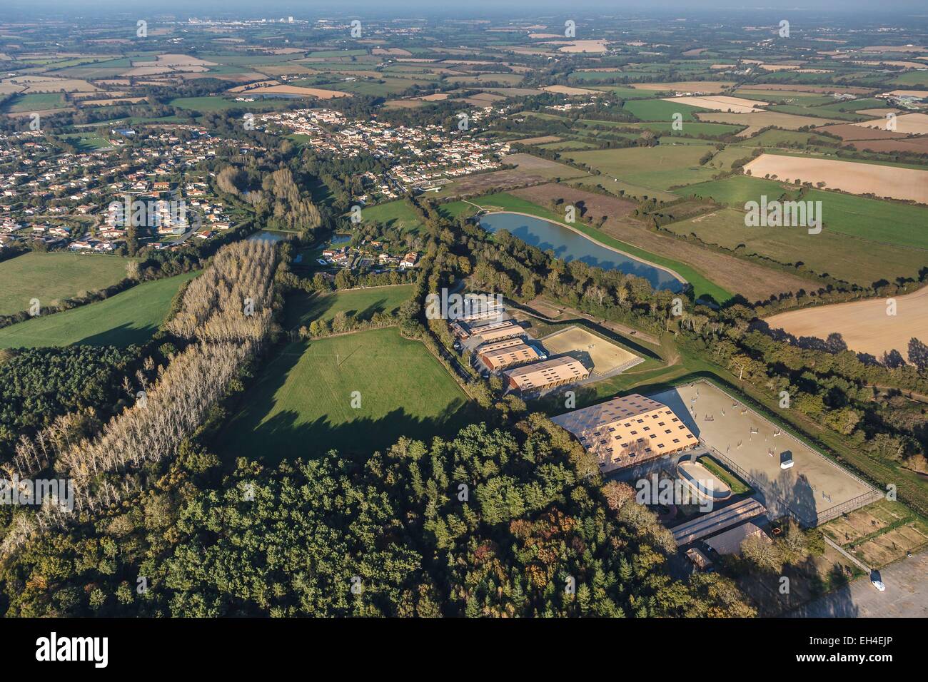 Frankreich, Vendee, Sainte-Foy, Vendee equestrian centre und das Dorf (Luftbild) Stockfoto
