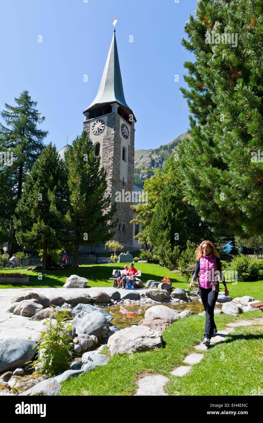 Schweiz, Kanton Wallis, Zermatt, Frau im Park (Herr A01) Stockfoto