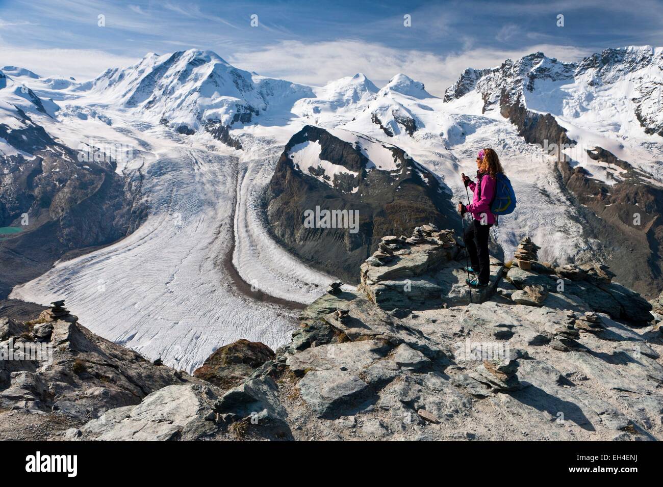 Schweiz, Kanton Wallis, Zermatt, Wanderer vor Monte Rosa (4634 m) und den Gornergrat-Gletscher (Herr A01) Stockfoto