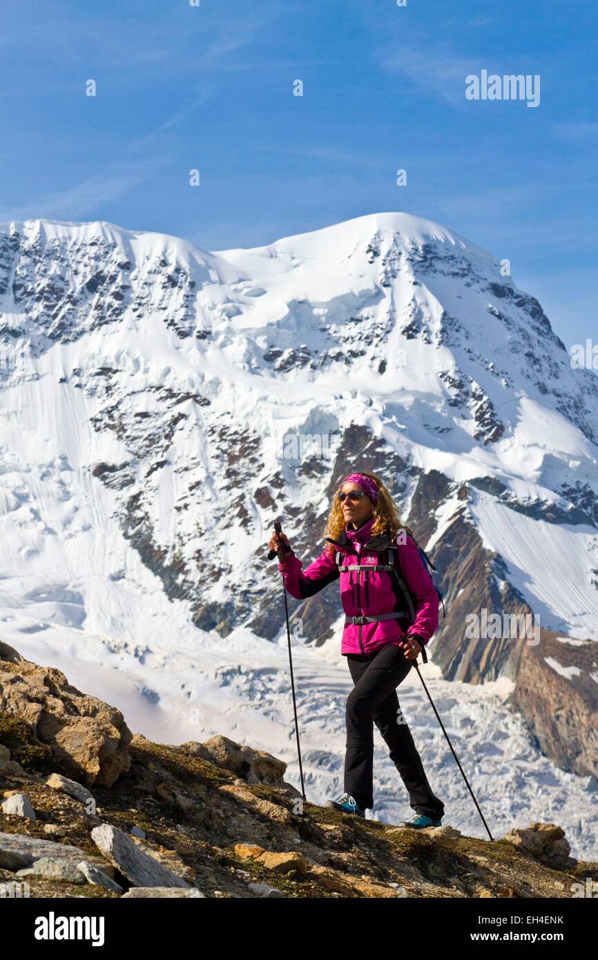 Schweiz, Kanton Wallis, Zermatt, Wanderer auf einem Trail am Gornergrat Stockfoto