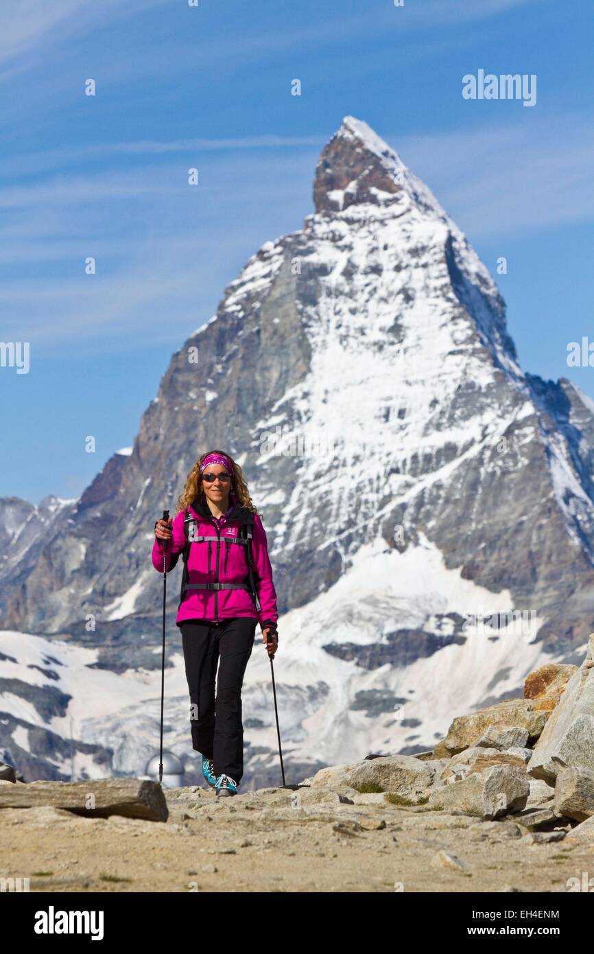 Schweiz, Kanton Wallis, Zermatt, Wanderer auf einem Trail am Gornergrat, Matterhorn im Hintergrund Stockfoto