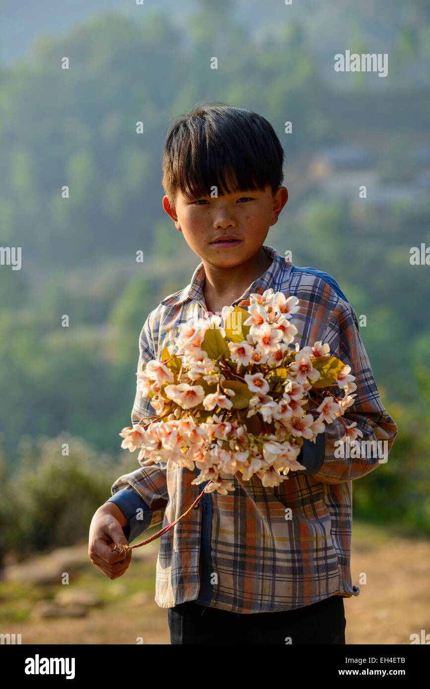 Vietnam, Lao Cai Provinz Bac Ha, Hmong ethnische Gruppe, junge mit Blumen Porträt Stockfoto