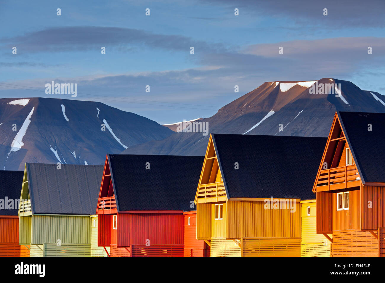 Bunte hölzerne Häuser in der Siedlung Longyearbyen in Sommer, Spitzbergen, Norwegen Stockfoto