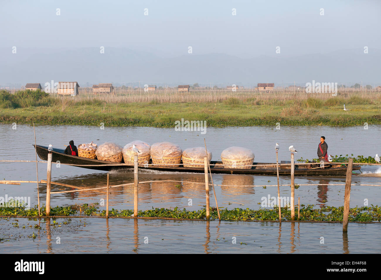 Ein Boot unter waren auf dem Markt zu verkaufen, Inle-See, Myanmar (Burma), Asien Stockfoto