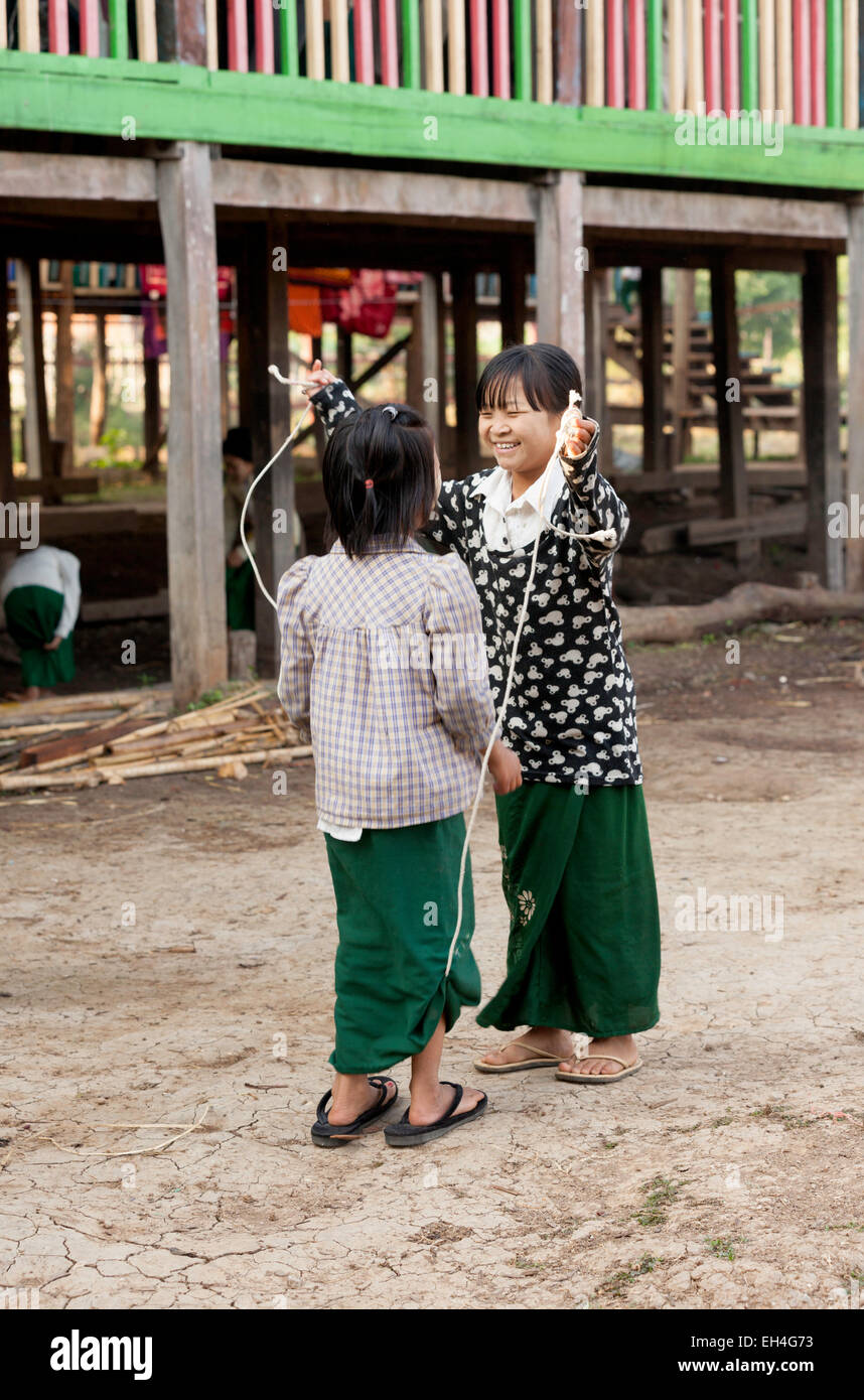 Schüler Myanmar; zwei kleine Kinder in der Schule springen auf ihrem Schulhof, Inle Lake, Myanmar ( Burma ), Asien Stockfoto