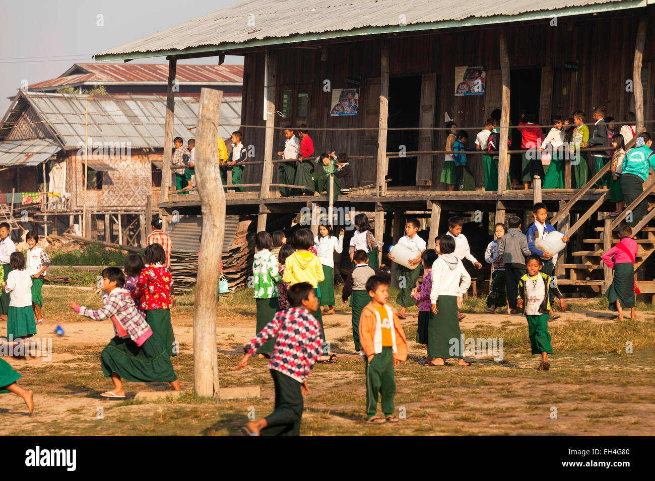Junge Kinder in der Schule; Schüler spielen auf ihrem Schulhof, Grundschule im Dorf Kay Lar, Inle Lake, Myanmar ( Burma ), Asien Stockfoto