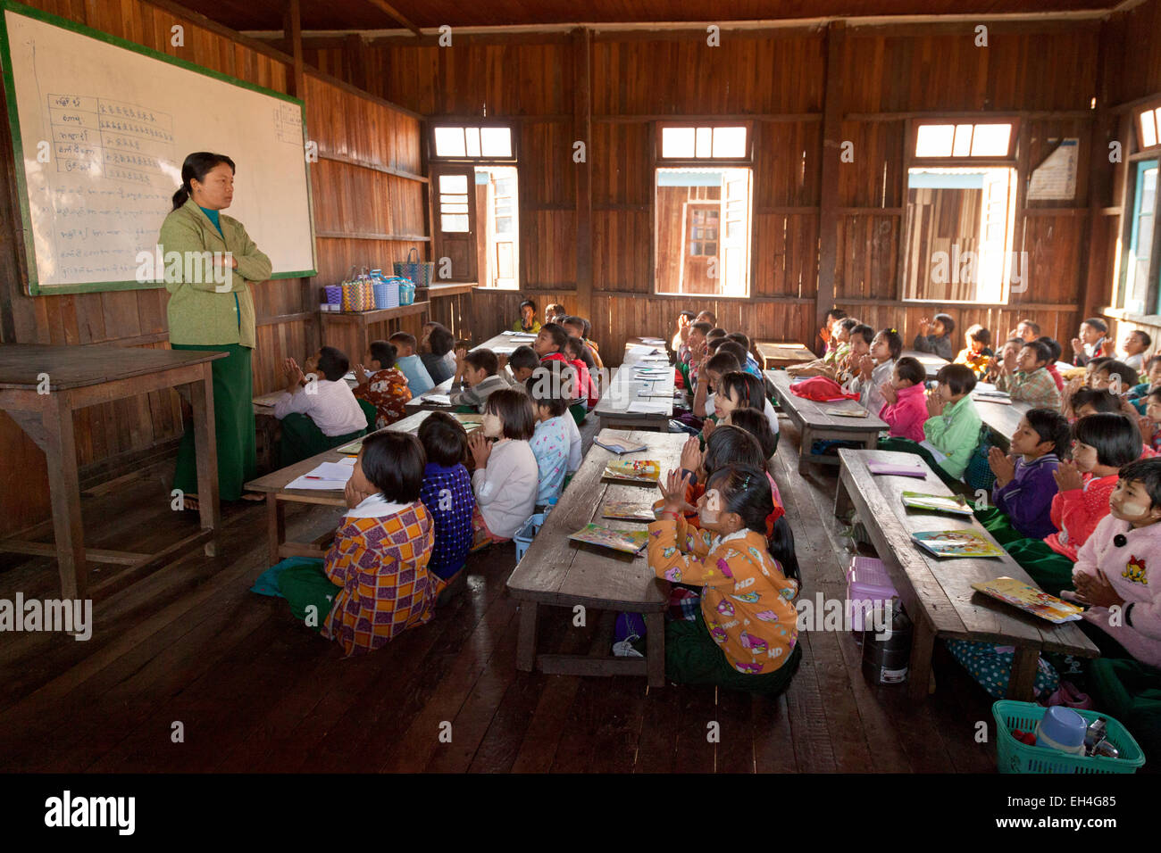 Junge Kinder in der Schule; Grundschüler mit ihrem Lehrer im Klassenzimmer, Dorf Kay Lar, Inle Lake, Myanmar ( Burma ), Asien Stockfoto