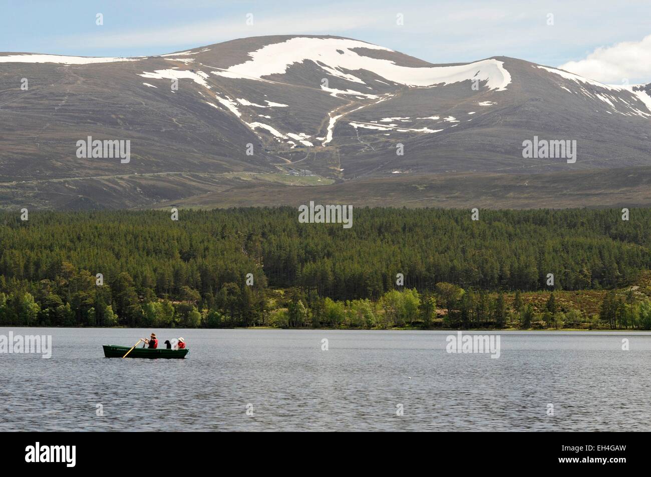 Großbritannien, Schottland, Aberdeenshire, Nationalpark Cairgorns Loch Morlich, Glen More Wald, Boot auf dem See Morlich Stockfoto