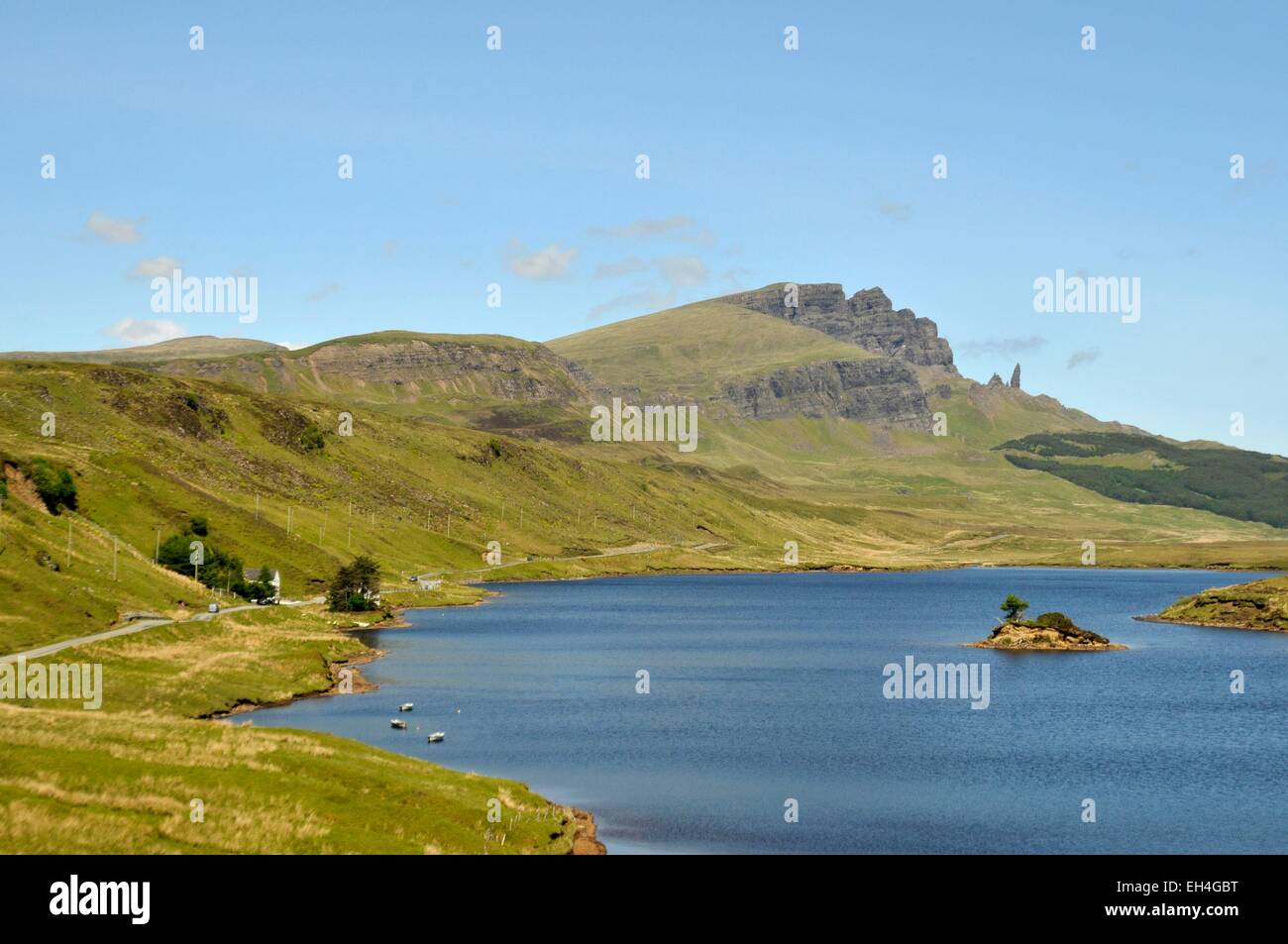 Großbritannien, Schottland, Highlands, Inneren Hebriden, Isle Of Skye, Trotternish, Loch Fada, Storr Felsen ab und der Old Man of Storr Punkte rechts Stockfoto