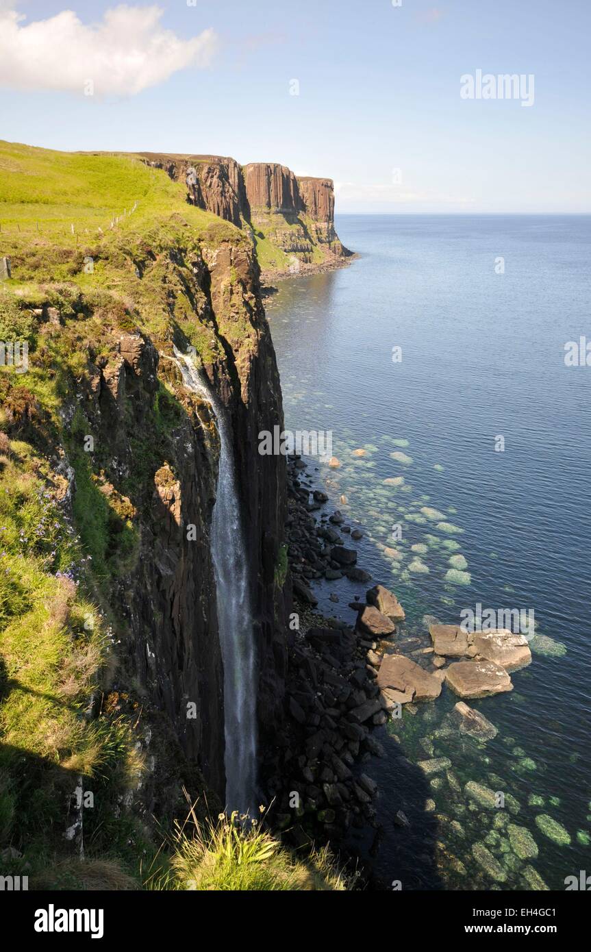 Großbritannien, Schottland, Highlands, Inneren Hebriden, Isle Of Skye, Trotternish, Kilt Rock, Wasserfall Stockfoto