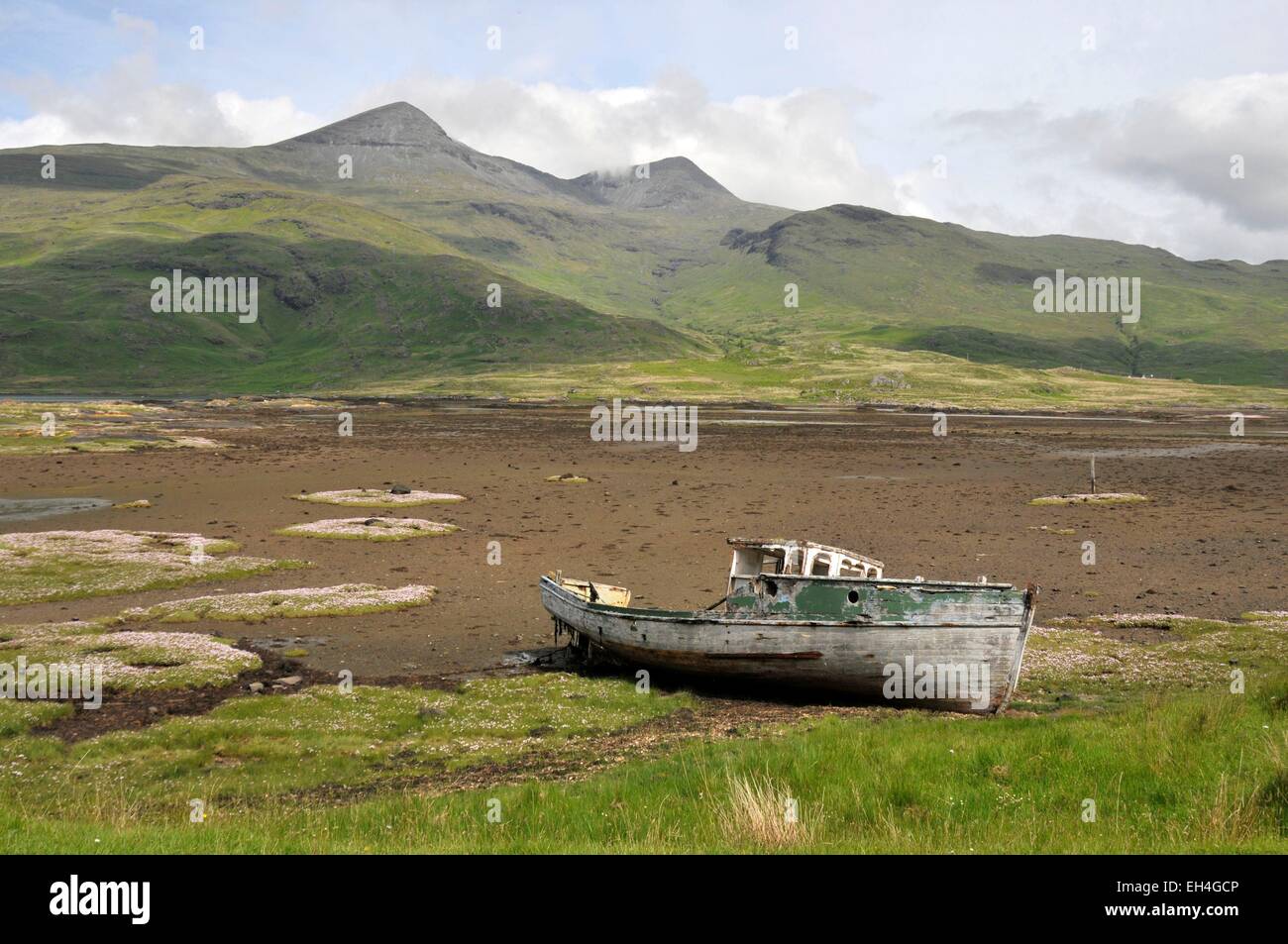 Großbritannien, Schottland, Isle of Mull, Wrack auf einem Holzboot entlang des Loch Scridain Stockfoto