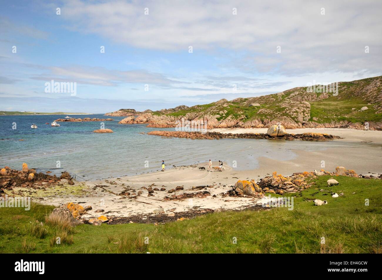 Großbritannien, Schottland, Isle of Mull, Fionnphort äußersten Südwesten der Insel Mull, die Ross of Mull, Wanderer am Strand Stockfoto