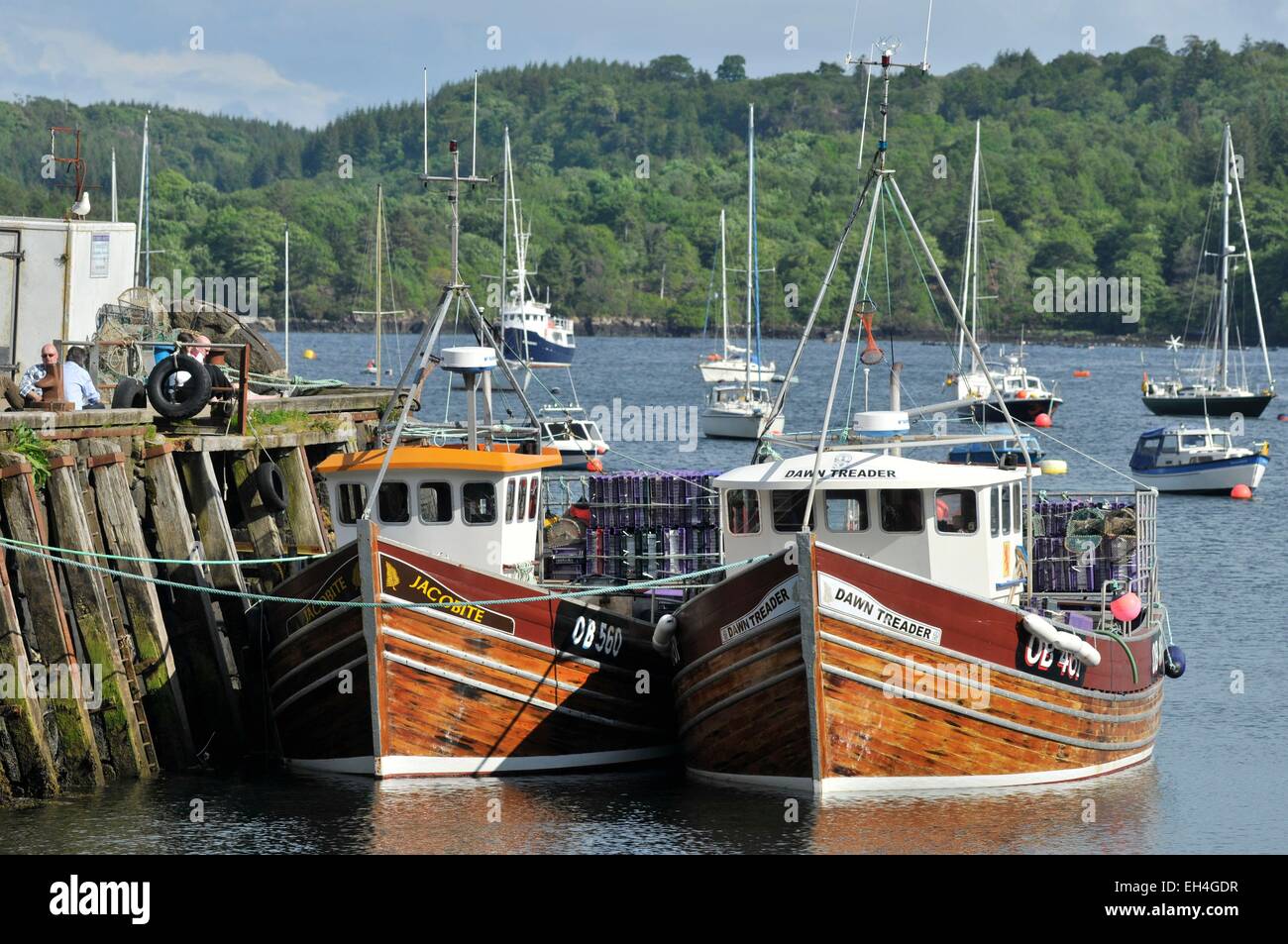 Großbritannien, Schottland, Isle of Mull, Tobermory, Angelboote/Fischerboote im Hafen Stockfoto