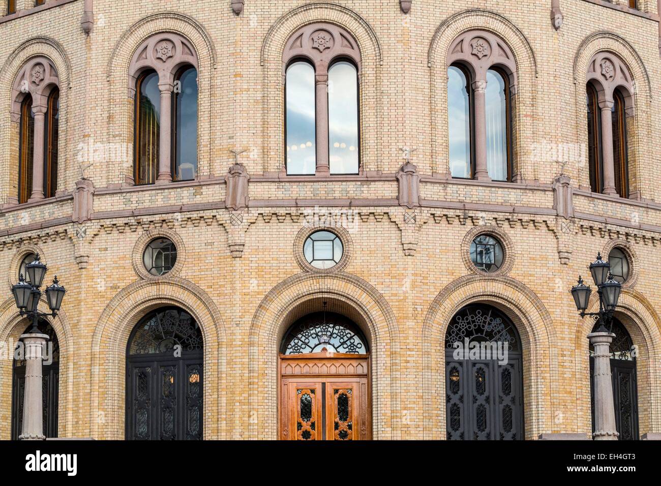 Norwegen, Oslo, Spikersuppa Park (Eidsvolls Plass), Parlament (Storting) entworfen vom Architekten Emil Victor Langlet und eröffnete im Jahre 1866 Stockfoto