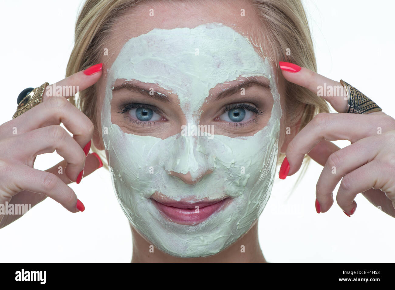 blonde Frau mit einem Gesicht Maske Hautpflege Stockfoto