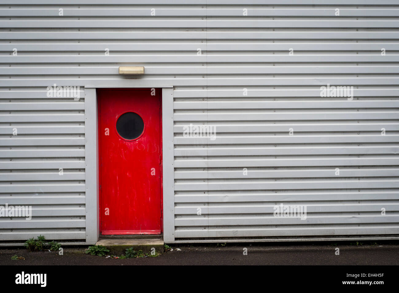 rote Tür in industriellen Gebäude aus Metall oder Lager Stockfoto