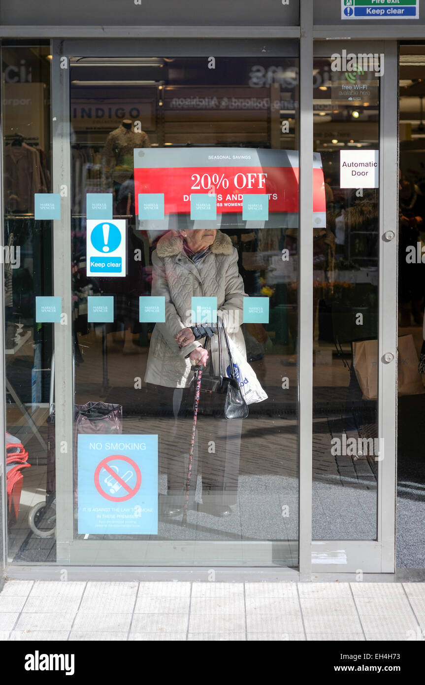 Mansfield Seniorin im Shop Eingang. Stockfoto