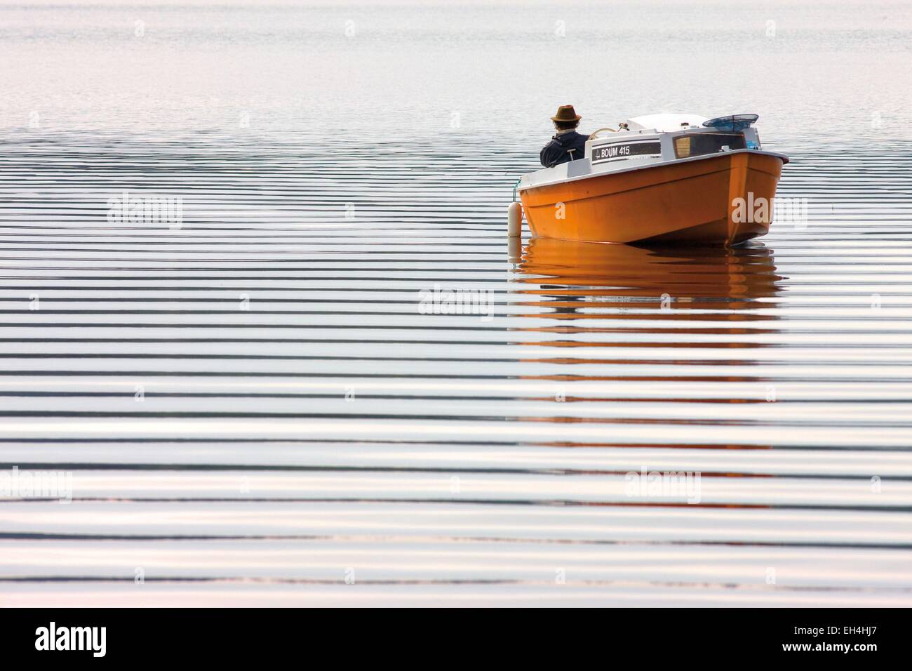 Frankreich, Haute Vienne Vassivière See, Landschaft ein Fischer in seinem Boot auf dem ruhigen Wasser eines Sees Stockfoto
