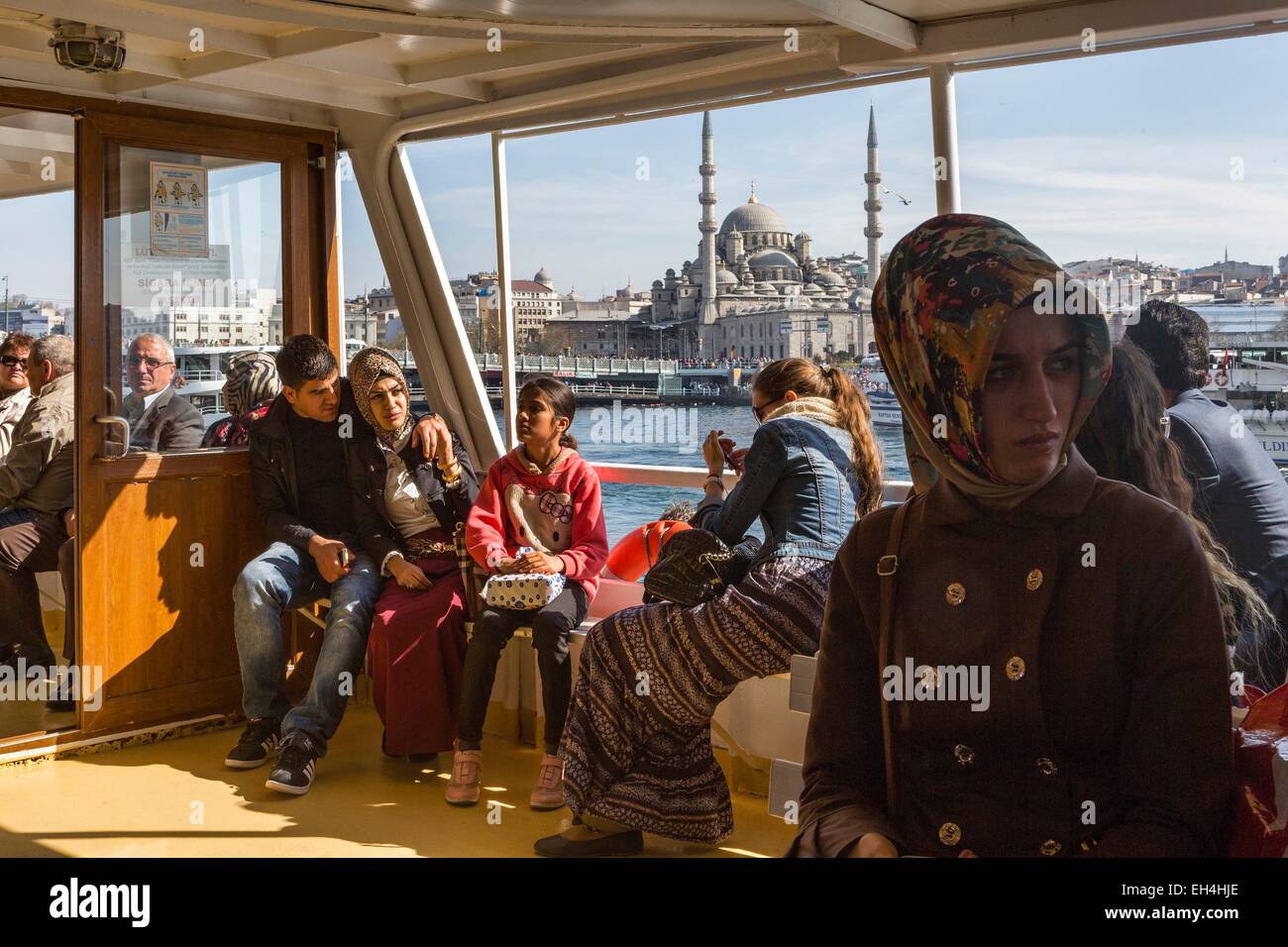 Türkei, Istanbul, Bosporus, türkische Passagiere in einem Meer der Fähre am Bosporus Stockfoto