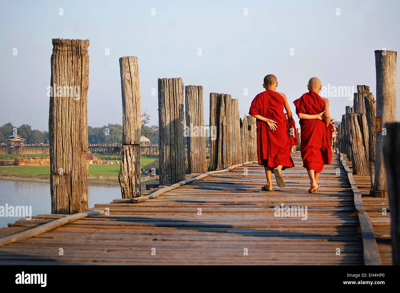 Myanmar, Mandalay, Amarapura, U Bein, zwei junge Mönche U Bein Brücke Stockfoto