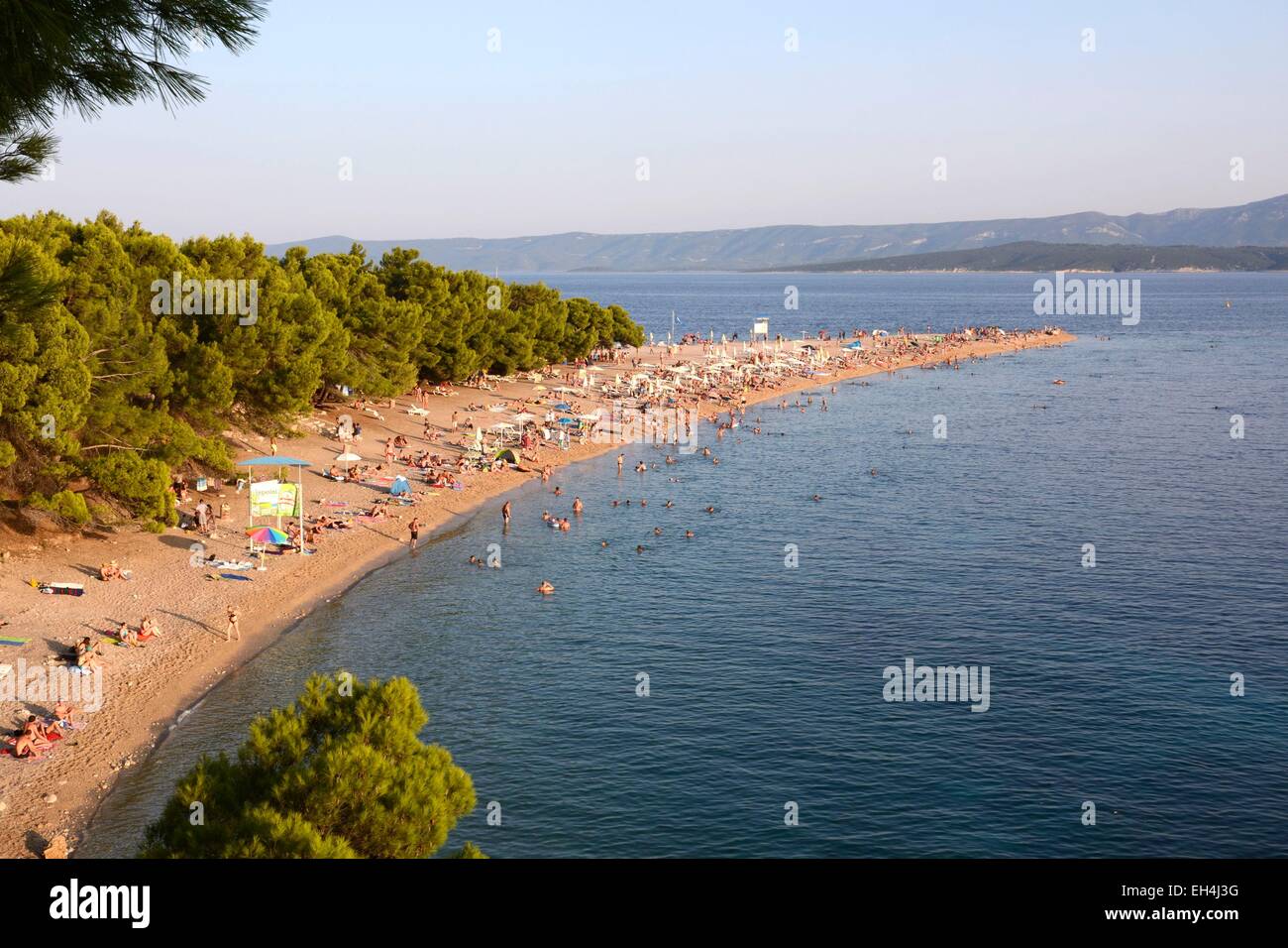 Kroatien, Insel Brac, Strand Goldene Horn bei Sonnenanbetern beliebt im Sommer Stockfoto