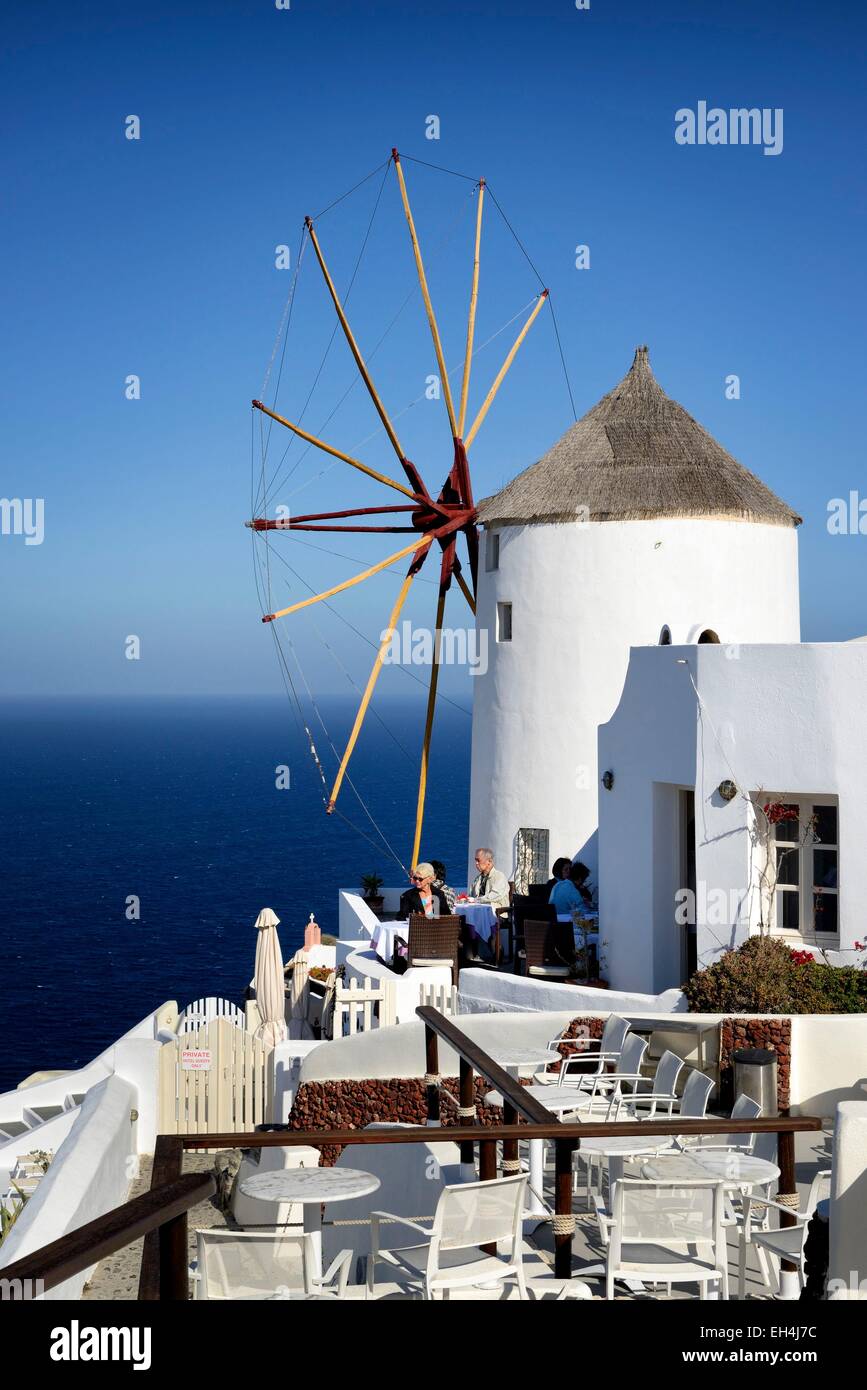 Griechenland, Kykladen, Insel Santorini (Thira, Thira), Windmühle im Dorf Oia Stockfoto