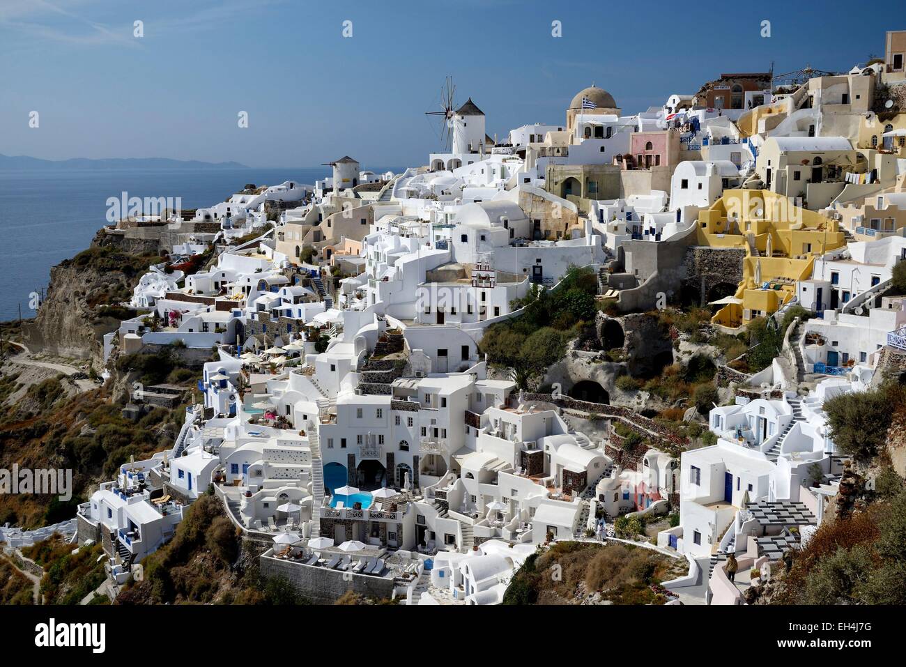 Griechenland, Kykladen, Santorini Island (Thera, Thira), Windmühlen und Dorf Oia Stockfoto