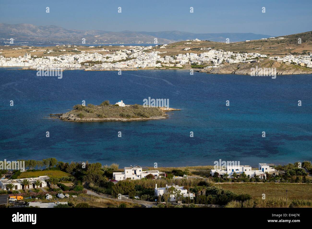 Griechenland, Kykladen, Insel Paros, Plastira Bay und Naoussa (Naoussa) aus gesehen von Kolimvythres Stockfoto