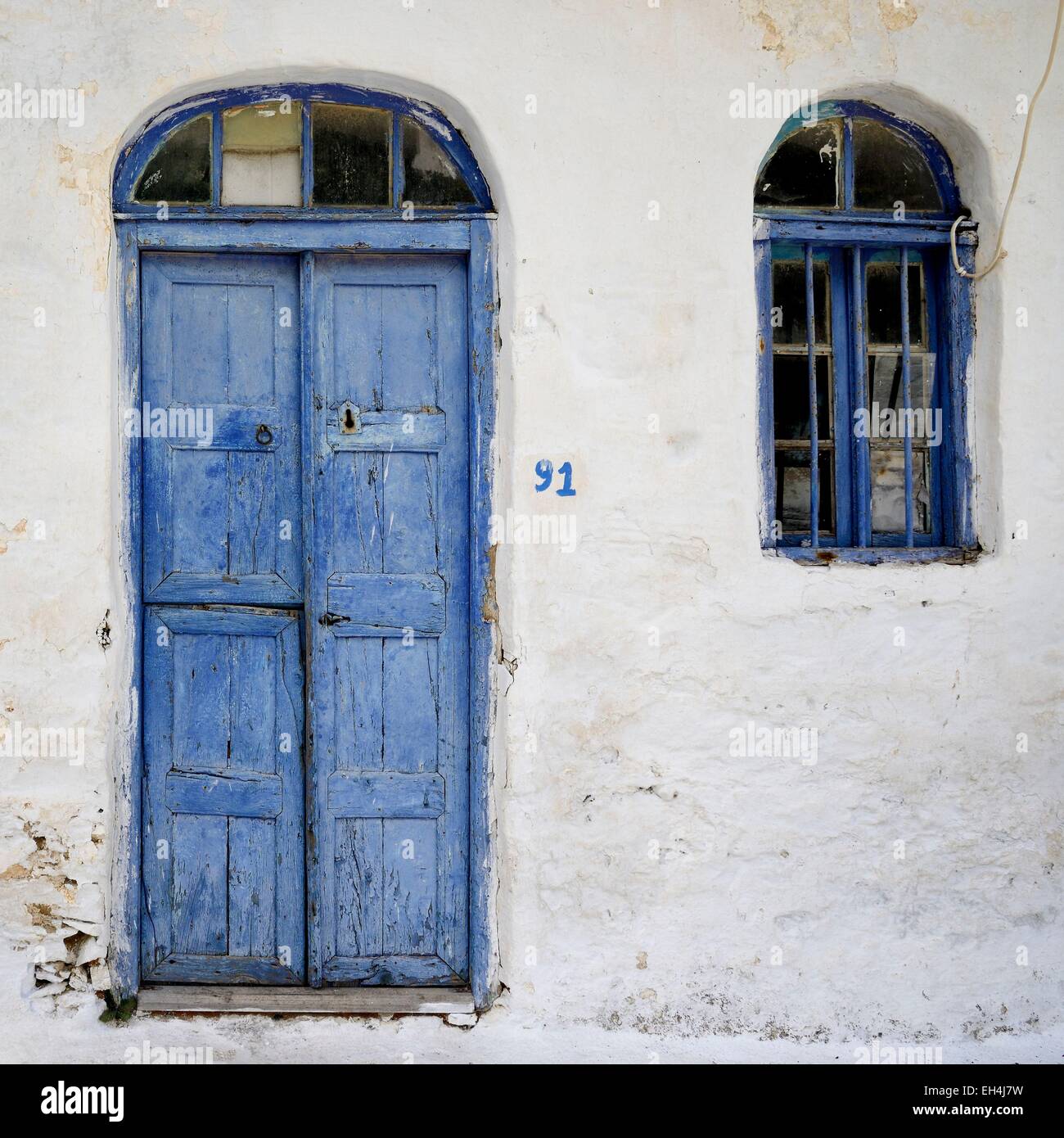 Griechenland, Kykladen, Amorgos Insel, alte Tür und Fenster in das Dorf Langada Stockfoto