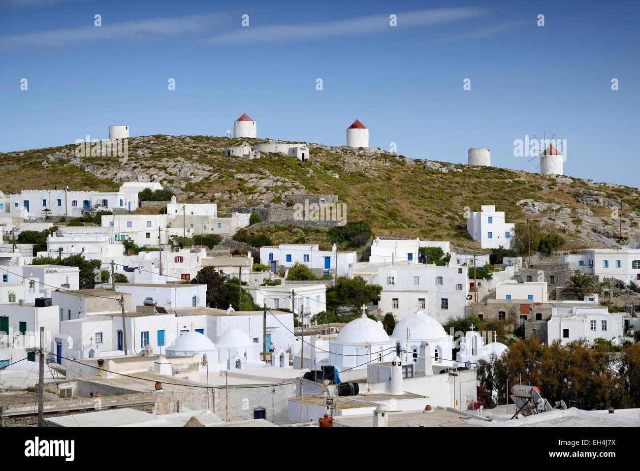 Griechenland, Kykladen, Amorgos Island, Dorf Chora (Chora) und Windmühlen auf dem Hügel Stockfoto