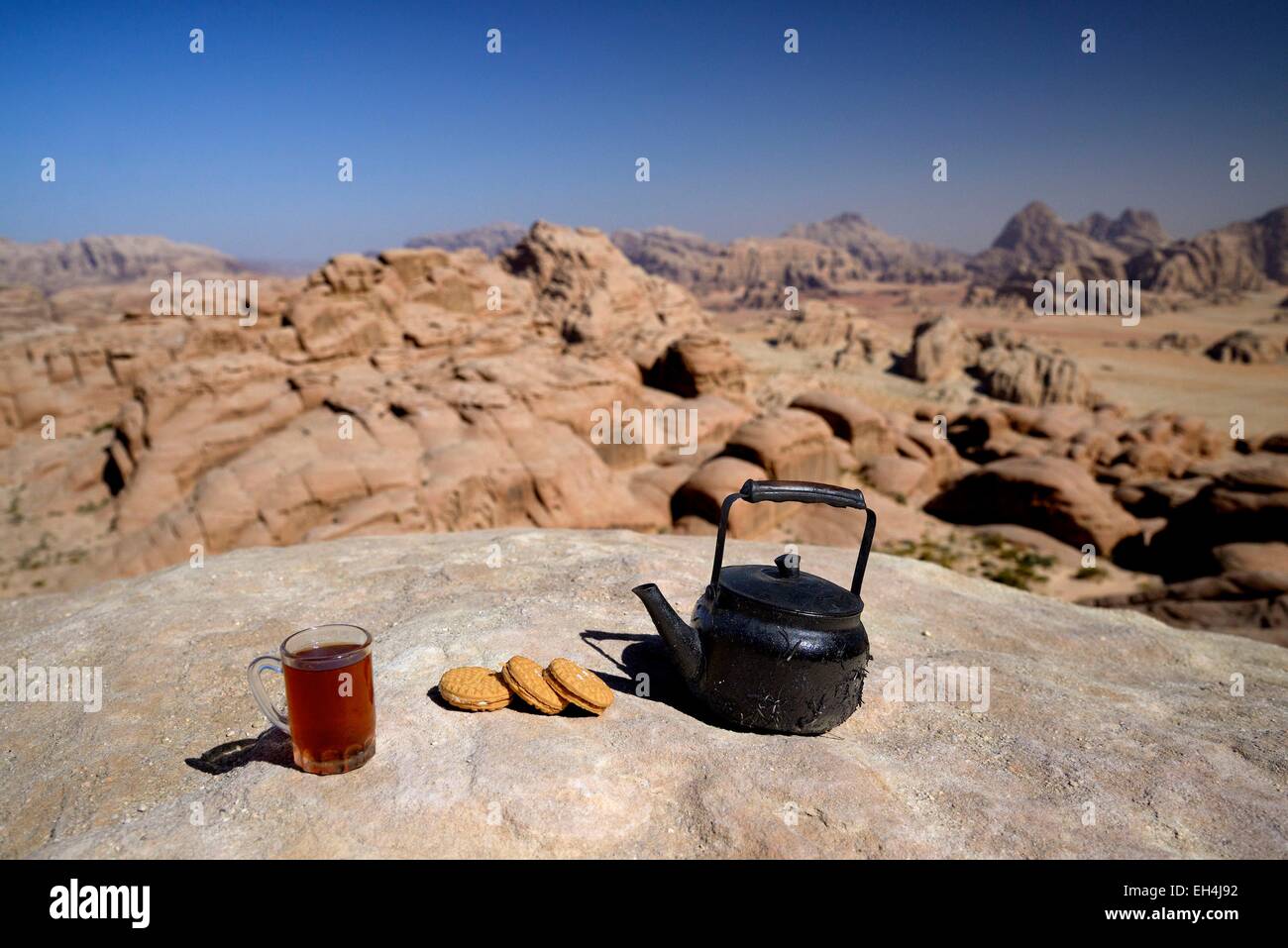 Jordan, Wüste Wadi Rum, geschützten Bereich Weltkulturerbe der UNESCO, Teepause an der Spitze der Berg Jebel Burdah Stockfoto