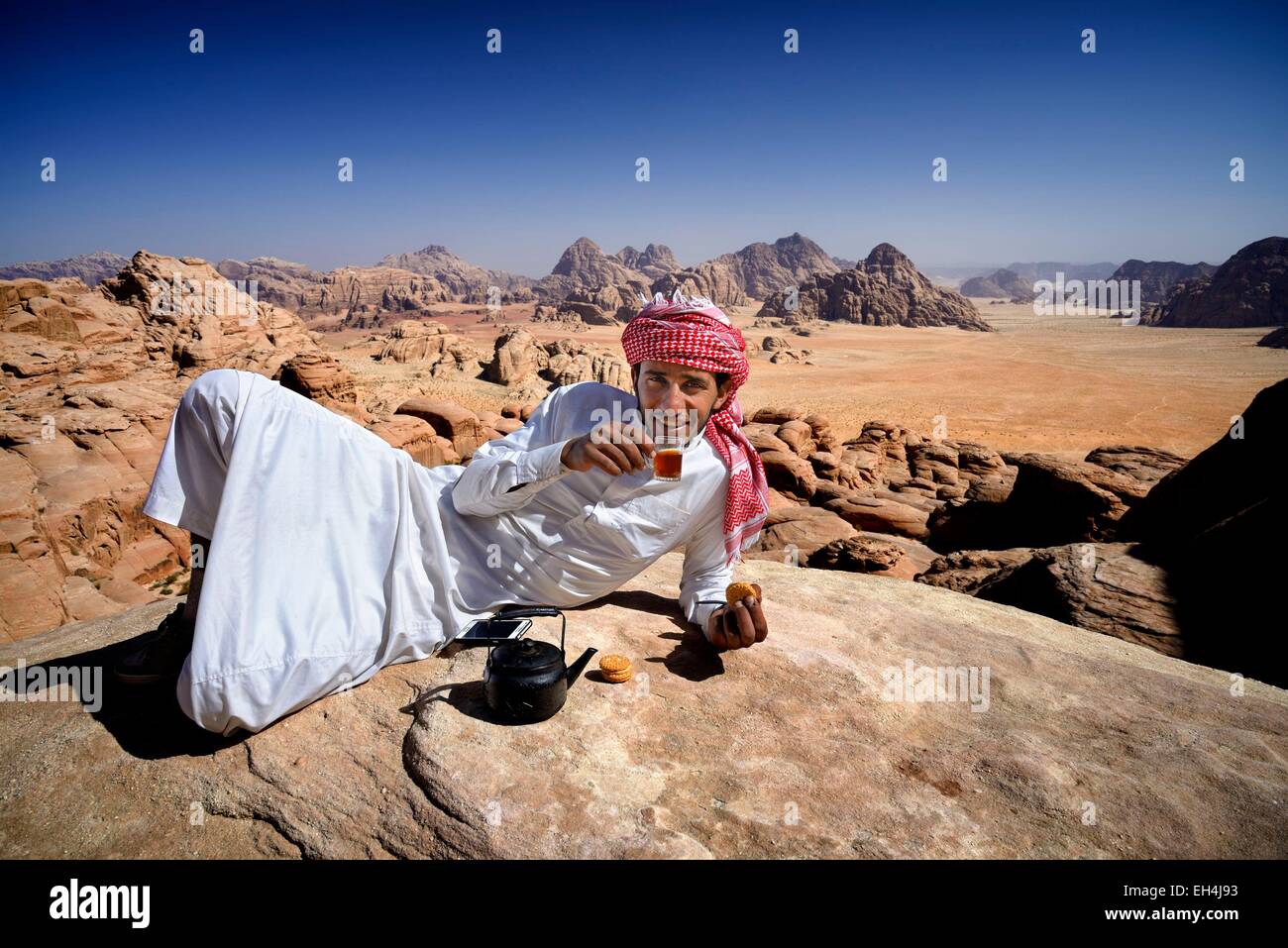 Jordan, Wüste Wadi Rum, geschützten Bereich Weltkulturerbe der UNESCO, Beduinen Tee Pause an der Spitze der Berg Jebel Burdah Stockfoto