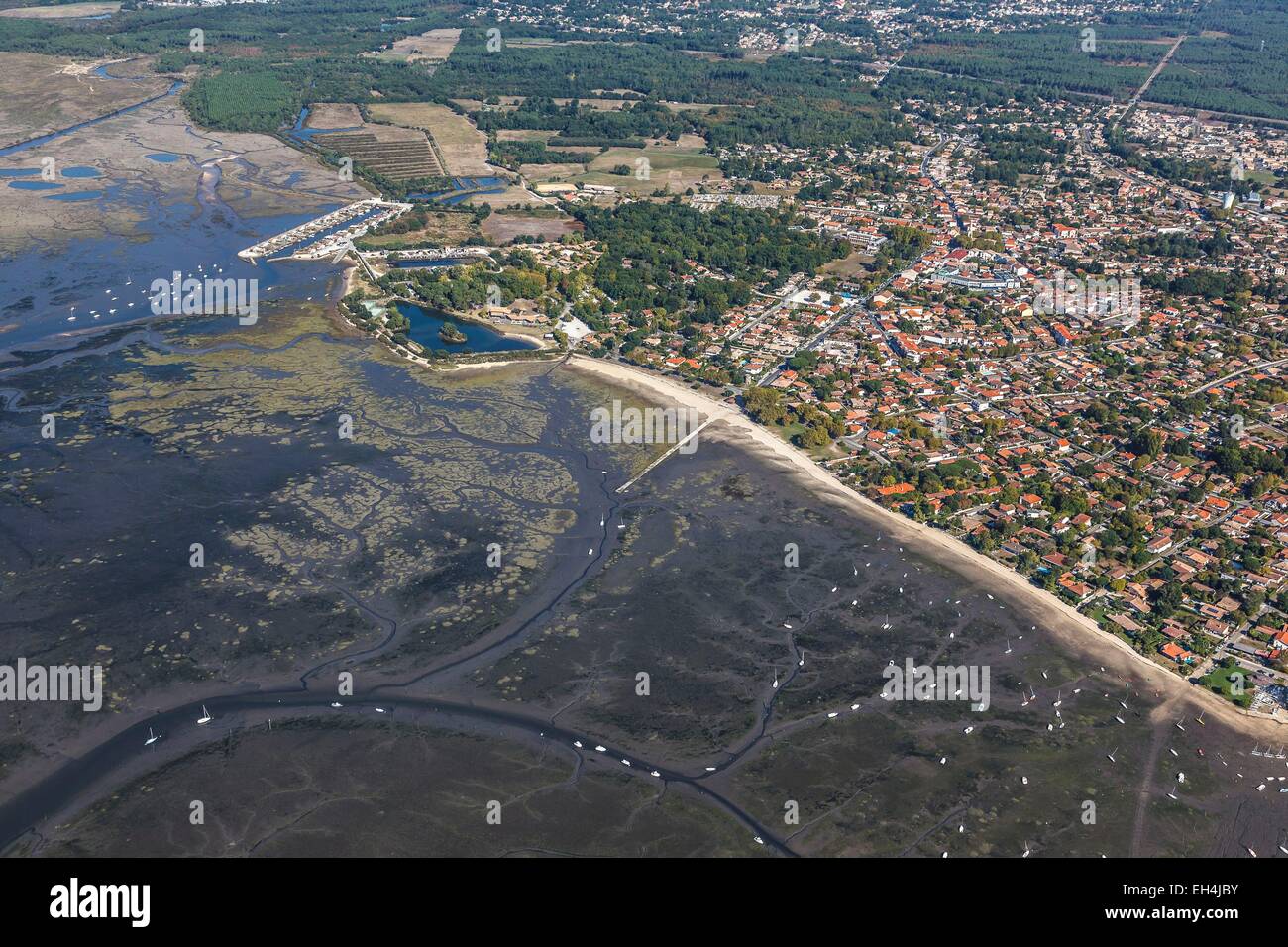 Frankreich, Gironde, Ares, der Badeort an der Bucht von Arcachon (Luftbild) Stockfoto