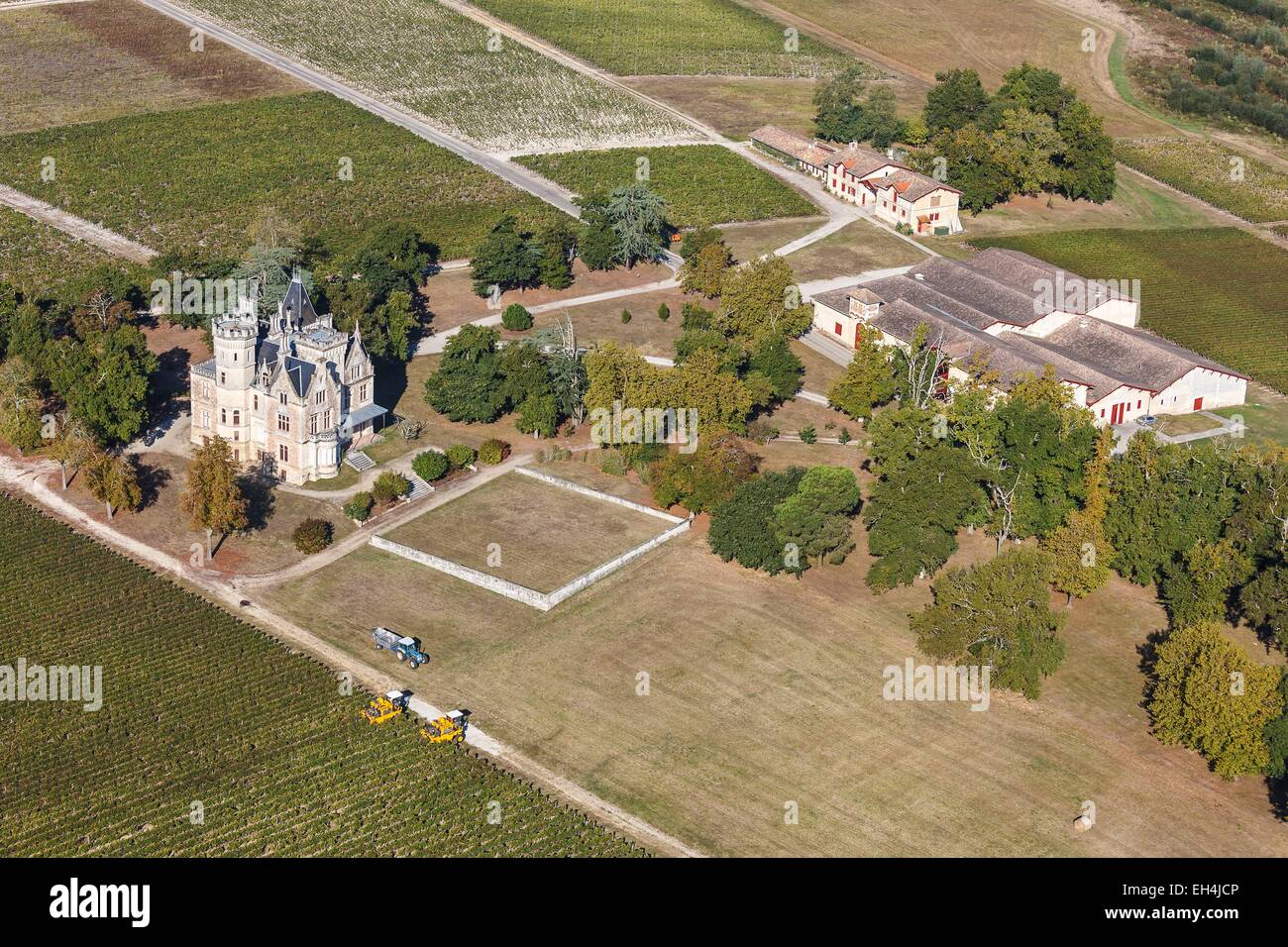 Frankreich, Gironde, Cussac Fort Médoc, Traube Erntemaschinen in die Haut Medoc Weinberge vor dem Schloss Lachesnay (Luftbild) Stockfoto
