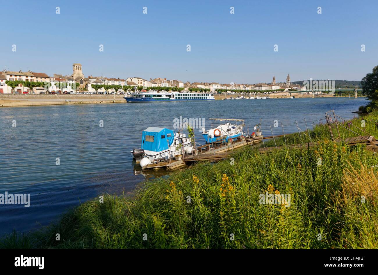 Frankreich, Saone et Loire, Tournus, Blick auf die Stadt entlang der Saone, Flusstourismus, Region Burgund, Maconnais Bereich Stockfoto