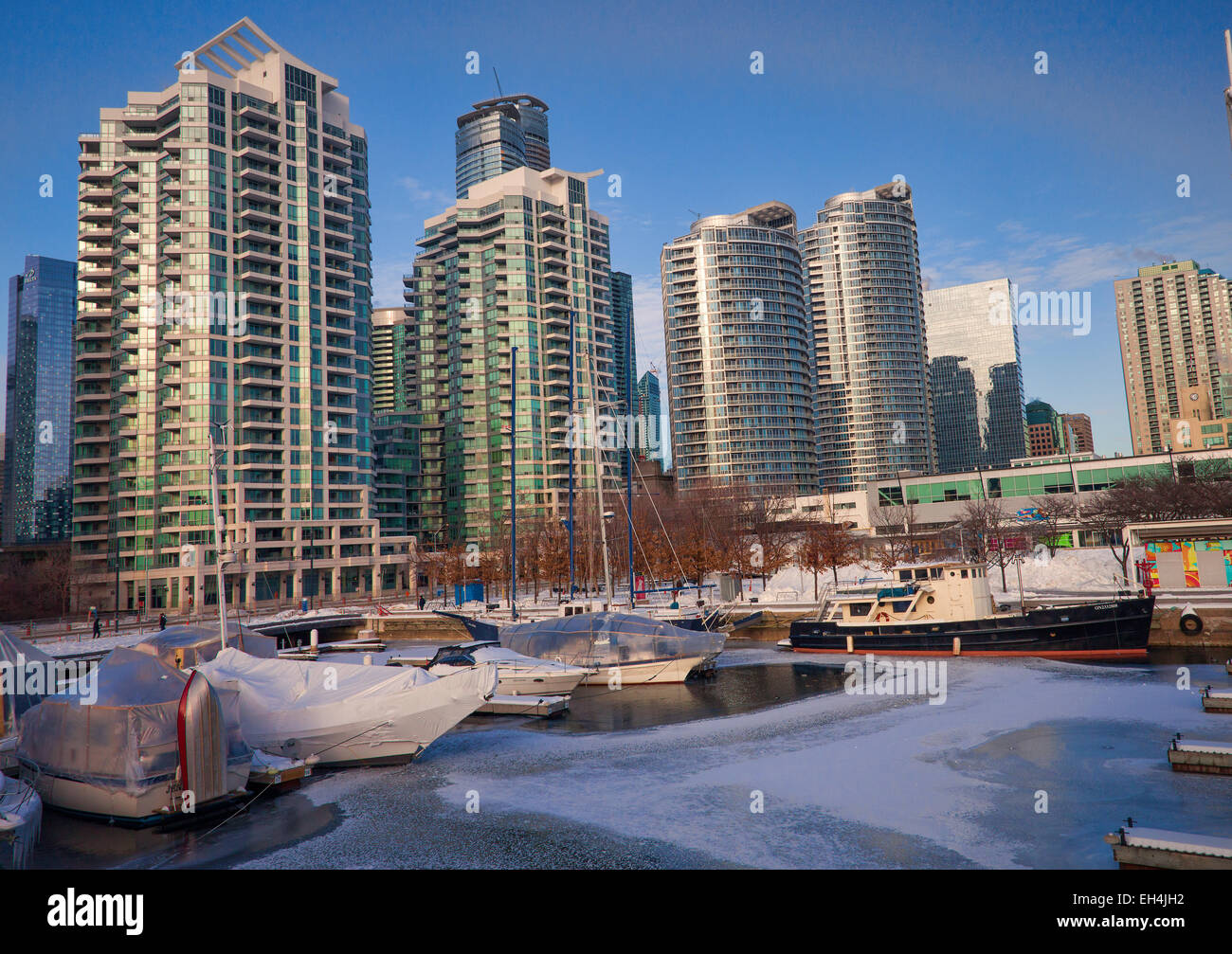 Toronto; Capital City of Ontario; Kanada im Winter des Jahres 2015; Hafen Sie mit Eis und Schnee und Boote Stockfoto