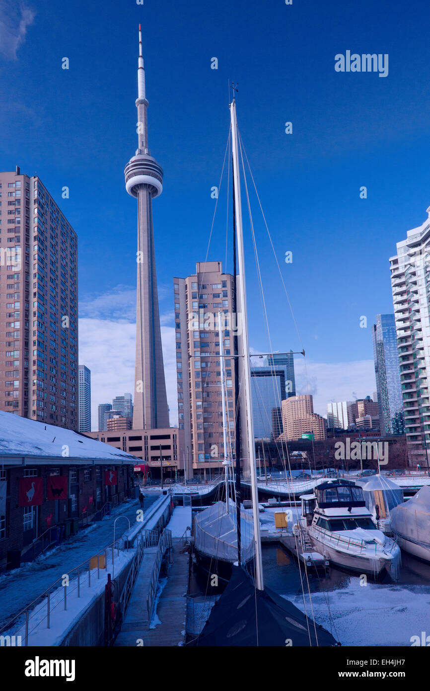 Toronto; Capital City of Ontario; Kanada im Winter des Jahres 2015; Hafen Sie mit Eis und Schnee und Boote und CN tower Stockfoto