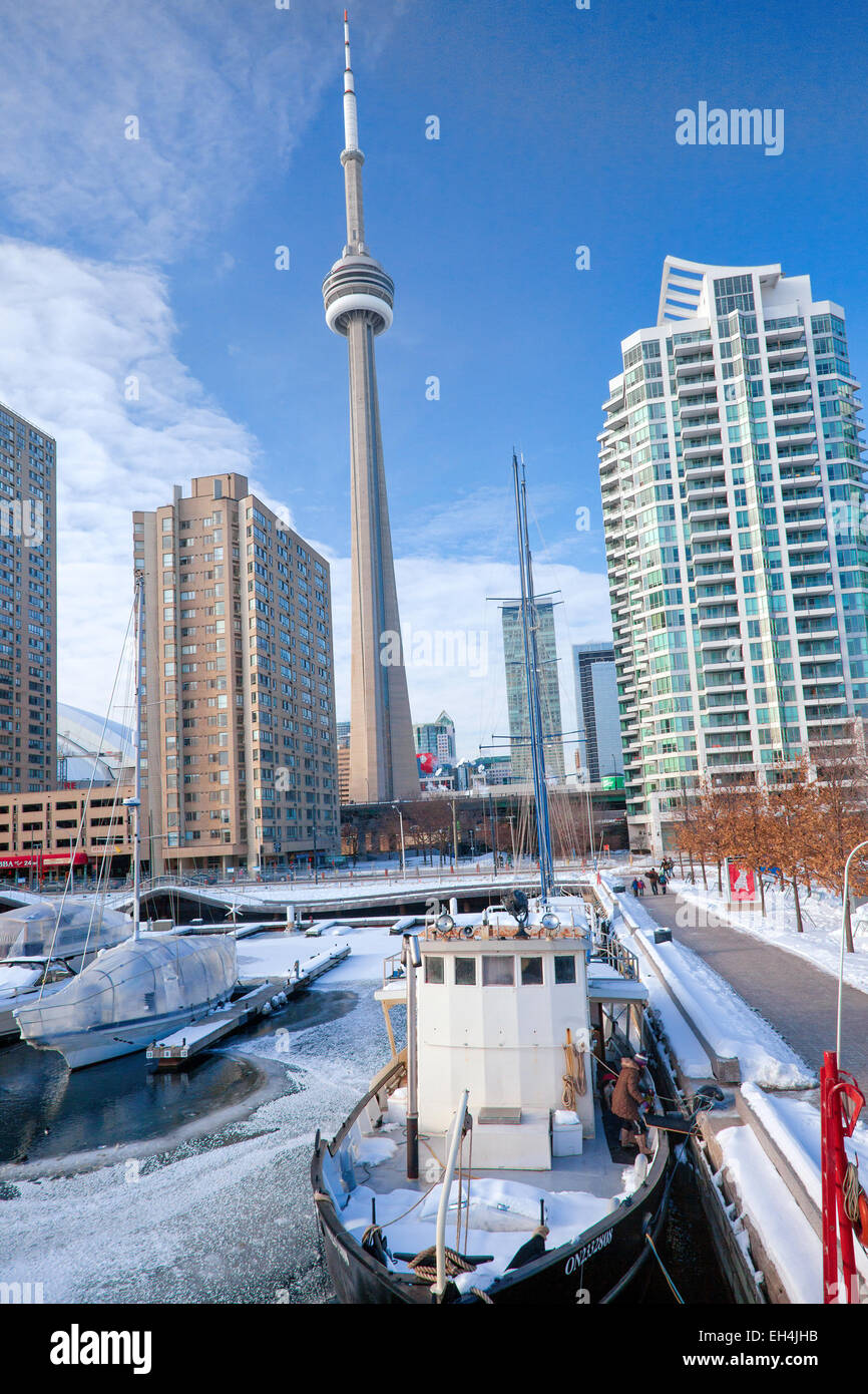 Toronto; Hafen; Capital City of Ontario; Kanada im Winter des Jahres 2015; Hafen Sie mit Eis und Schnee und Boote und CN tower Stockfoto
