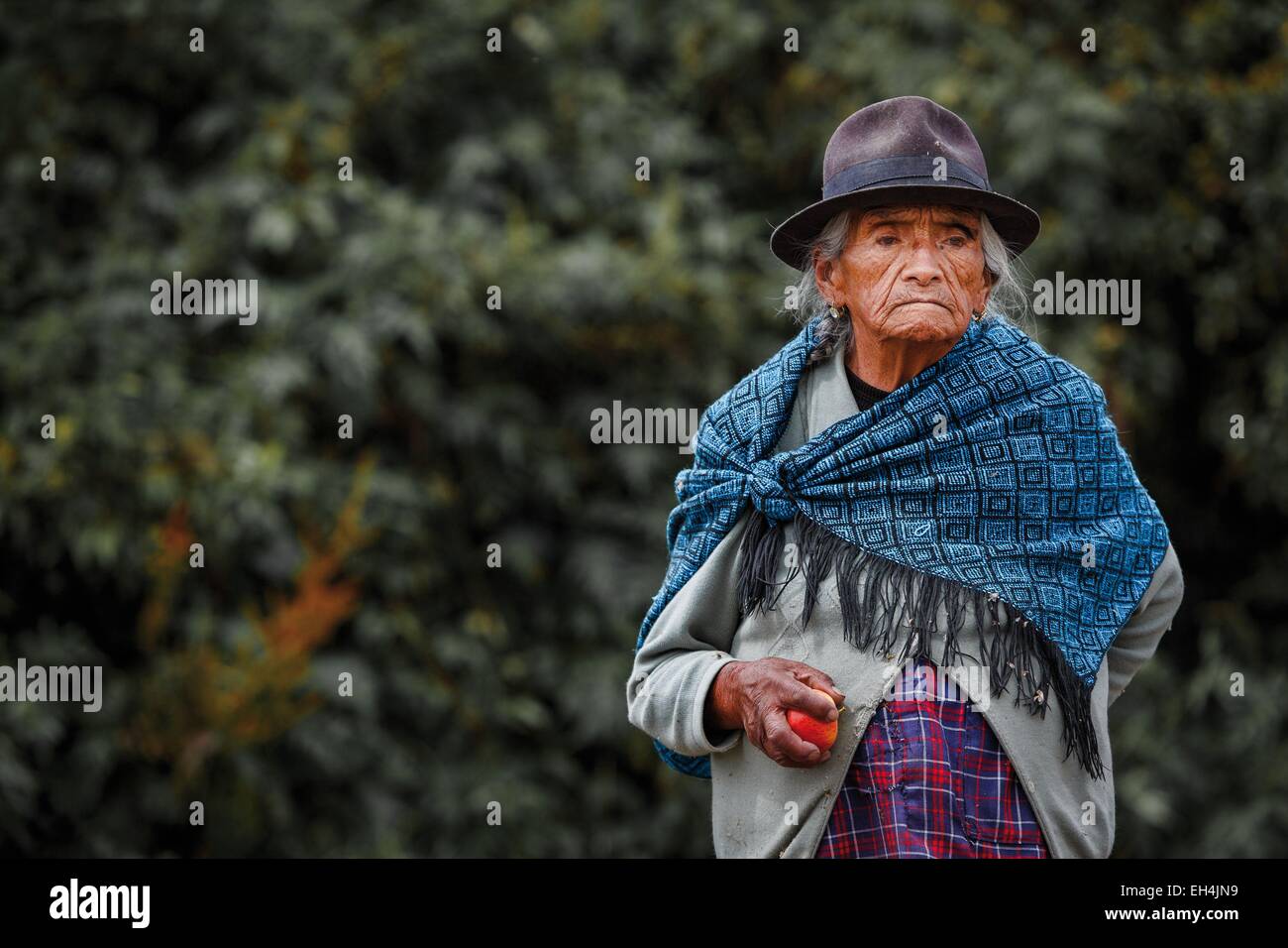 Ecuador, Imbabura, Pijal, Porträt von einer alten Bäuerin mit einem Apfel in der hand Stockfoto